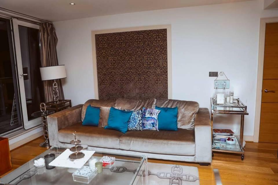 Mahogany House, Imperial Wharf Apartment *